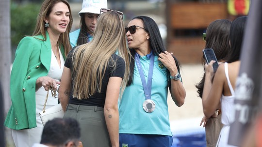 Após prata nas Olimpíadas, Seleção feminina exibe medalhas no Brasil