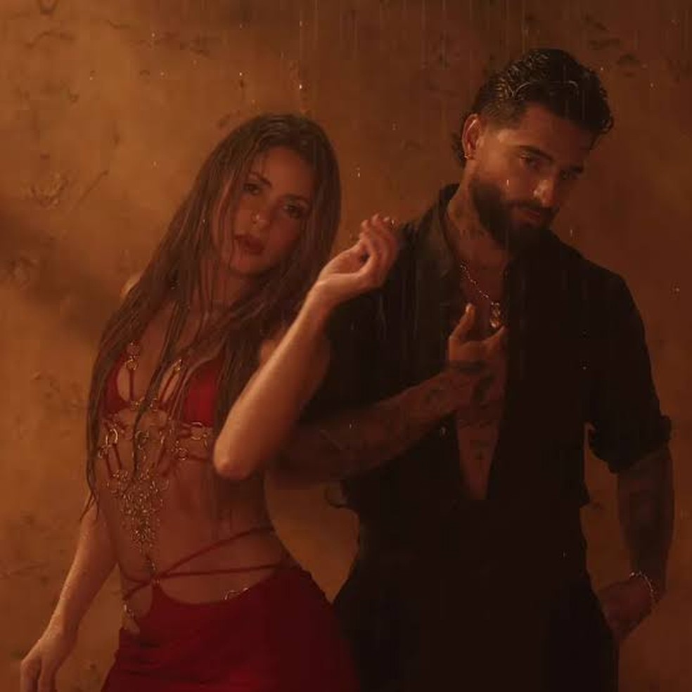 Shakira e Maluma no clipe de 'Agua', quarto feat. da dupla — Foto: Divulgação