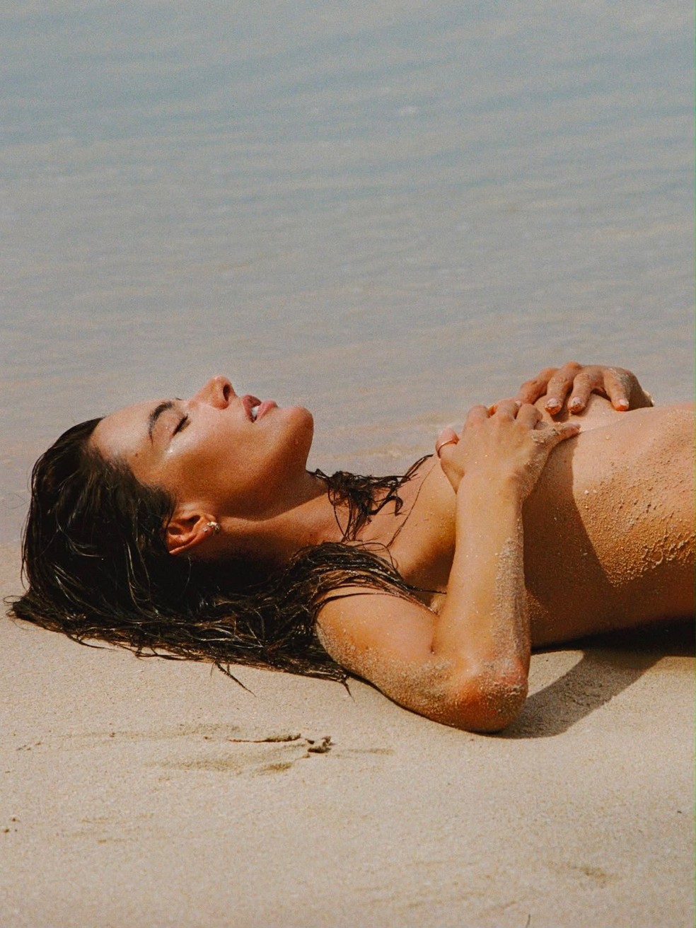 Alessandra Ambrosio encanta web com ensaio topless na praia — Foto: Reprodução/Instagram