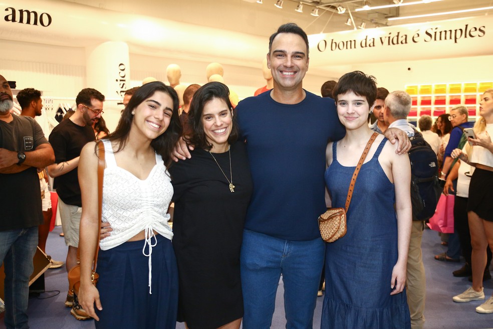 Tadeu Schmidt com a mulher, Ana Cristina, e as filhas, Laura e Valentina — Foto: Bento/Agnews