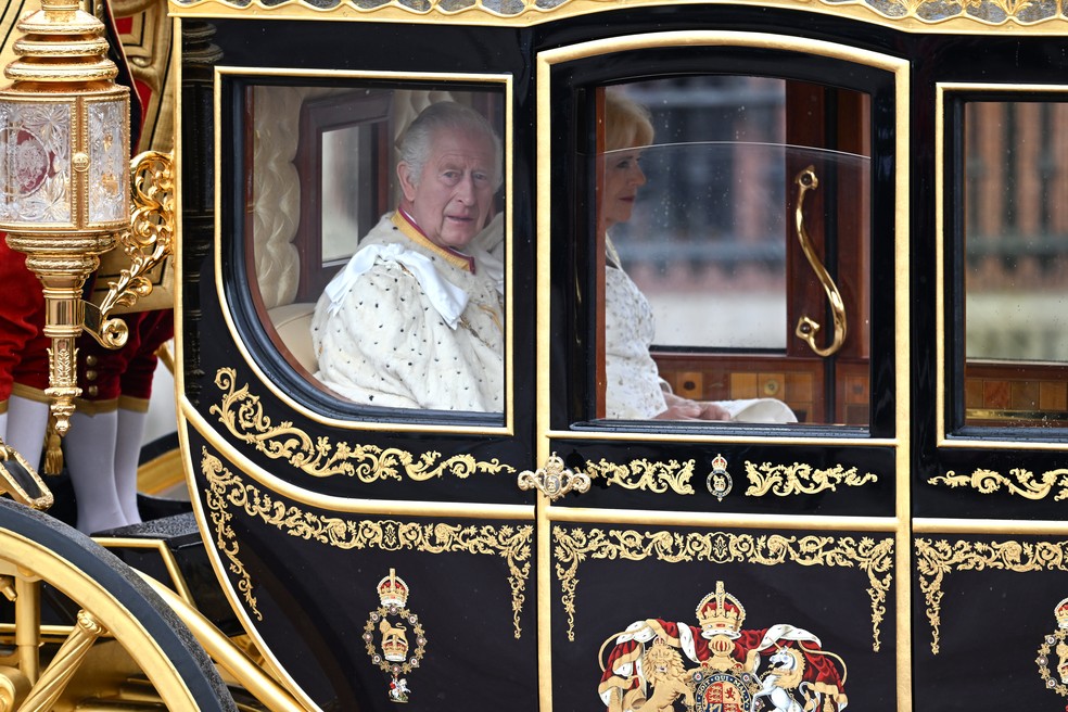 O rei Charles e a rainha Camilla a caminho da coroação — Foto: Getty Images