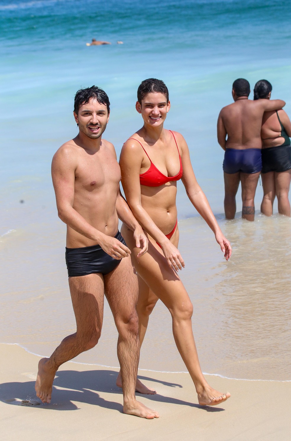 Laura Fernandez na praia com um amigo — Foto: JC Pereira/ AGNEWS