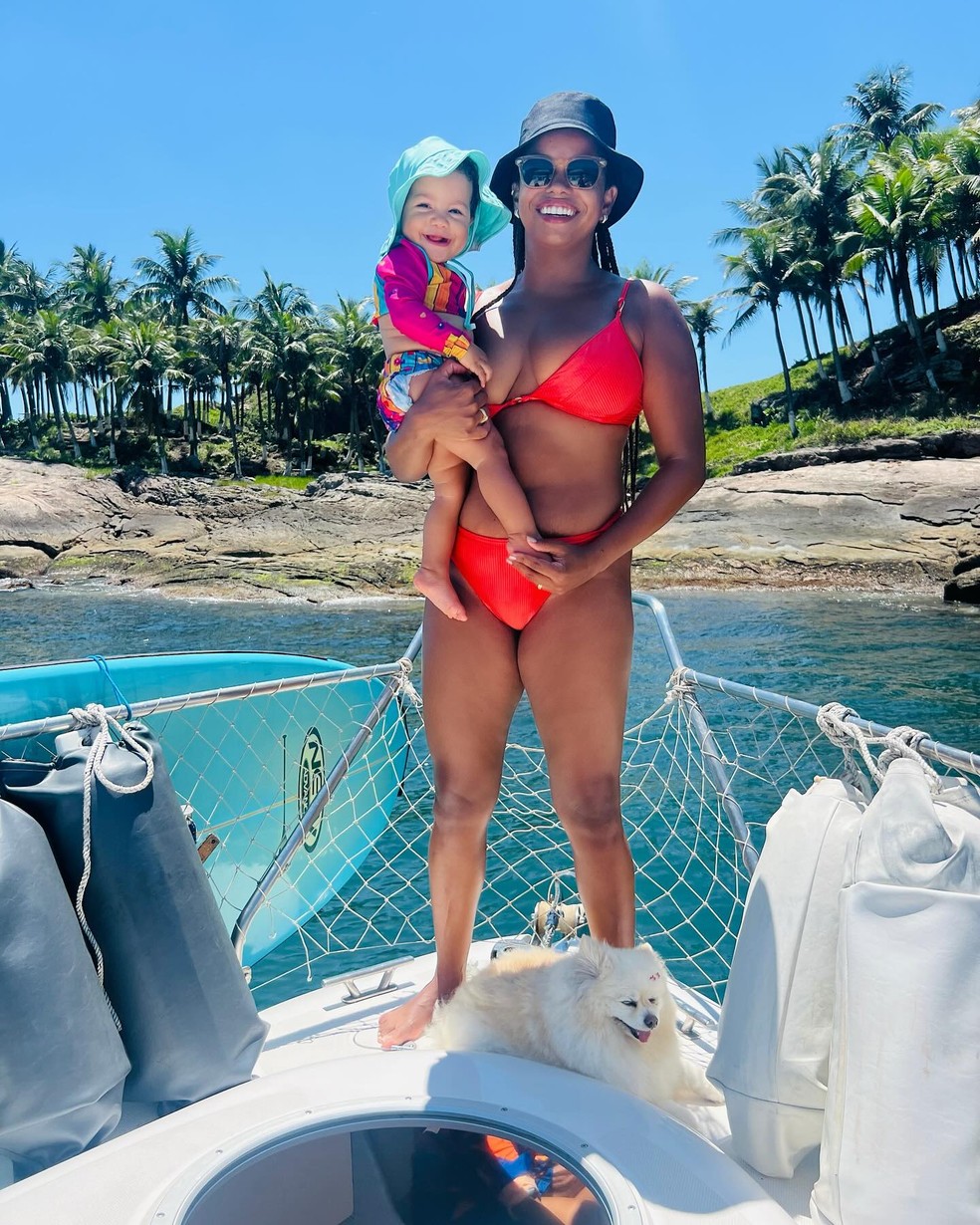 Jeniffer Nascimento e a filha, Lara — Foto: Reprodução/Instagram