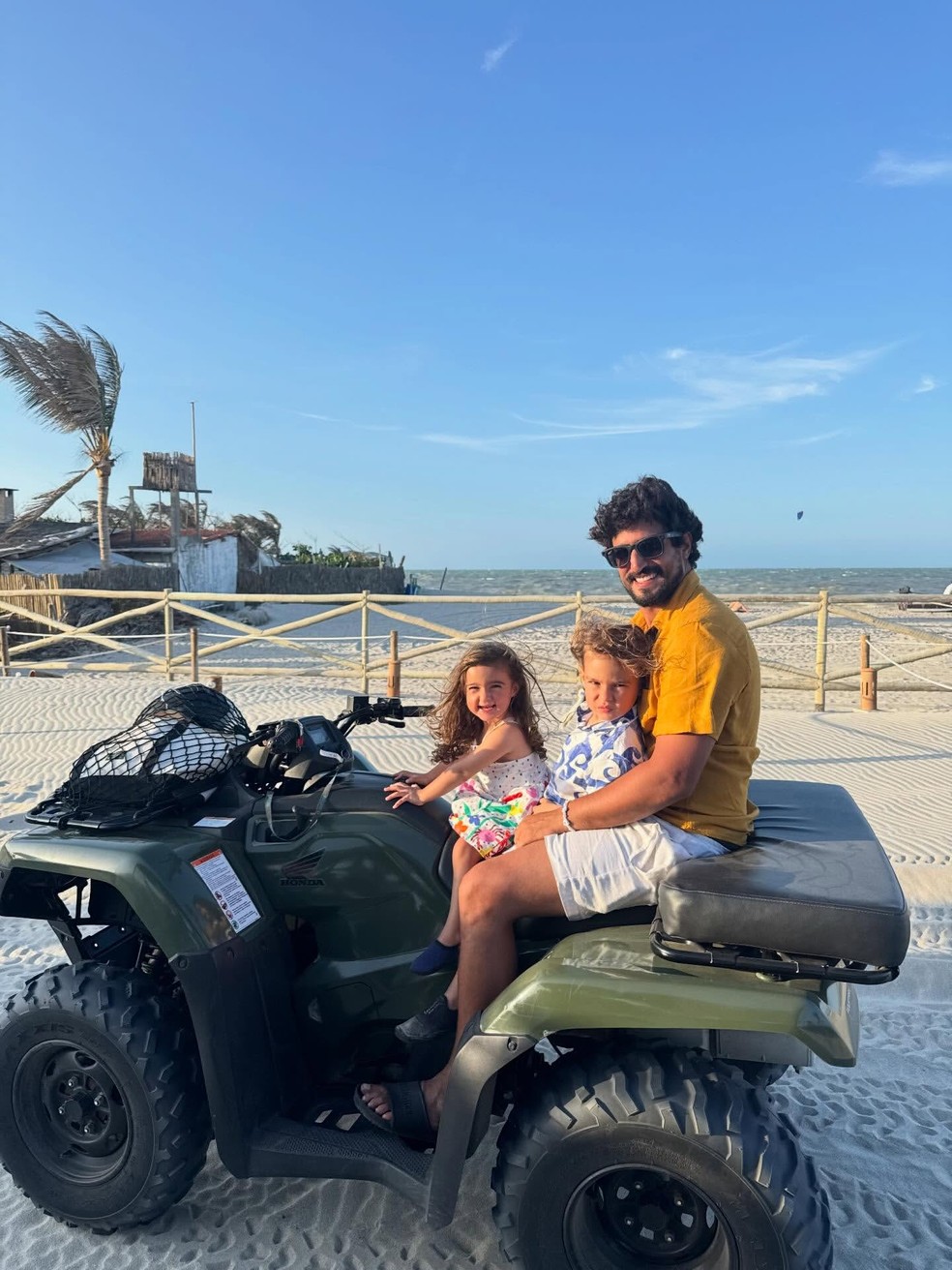 De biquíni de crochê e florzinha, Thaila Ayala esbanja carão e corpão durante viagem em família — Foto: Reprodução/Instagram