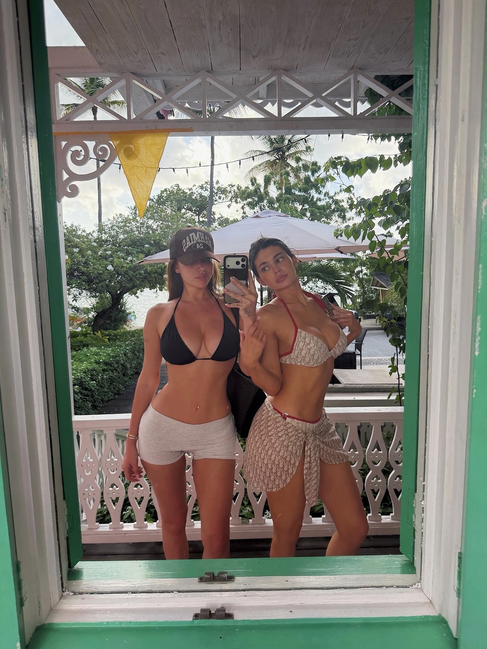 Kylie Jenner e Anastasia Karanikolaou curtem praia e piscina com amigos — Foto: Reprodução/Instagram