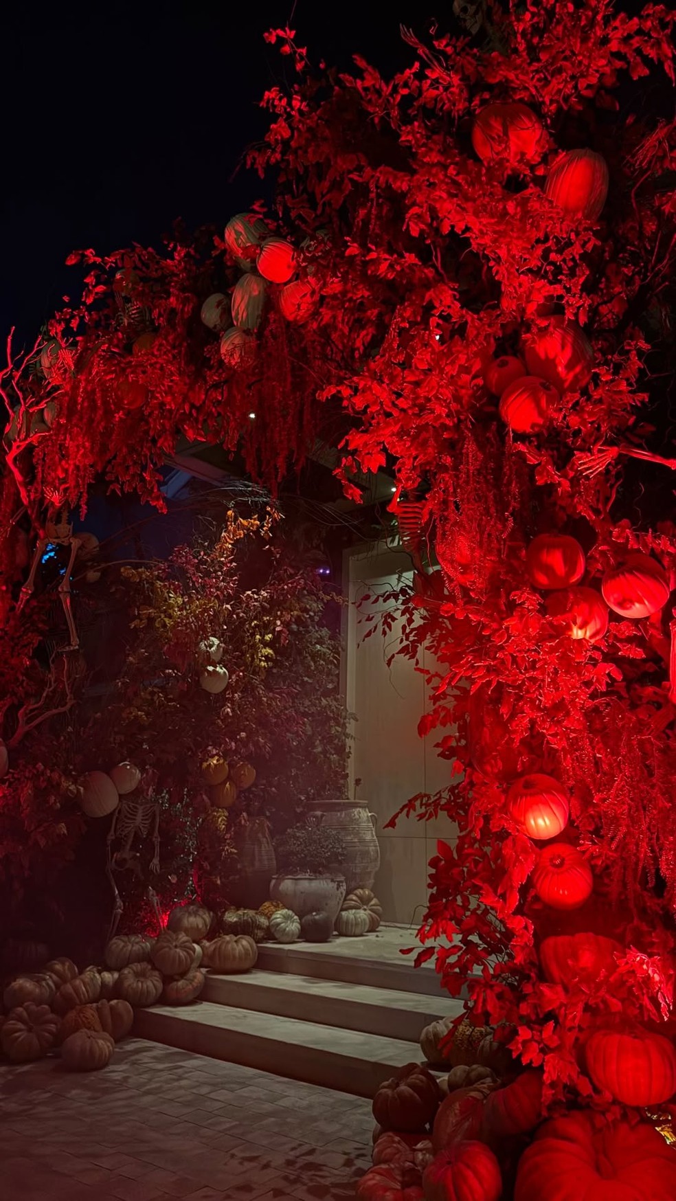 Khloé Kardashian impressiona com decoração de Halloween e bonecos gigantes de 'O Estranho Mundo de Jack' — Foto: Reprodução/Instagram
