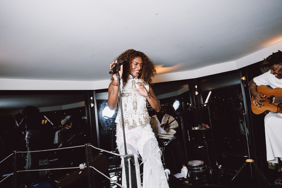 Liniker, em pocket show na after party do Le Défilé — Foto: Divulgação | Paul Fogiel