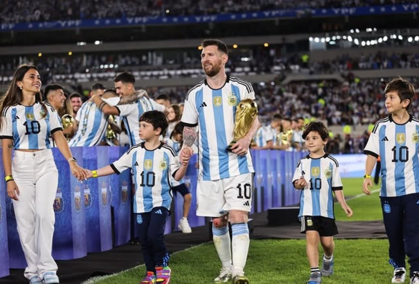 Antonela Roccuzzo, esposa de Messi, presta homenagem após aposentadoria do jogador da seleção argentina - QTU Questões do Universo