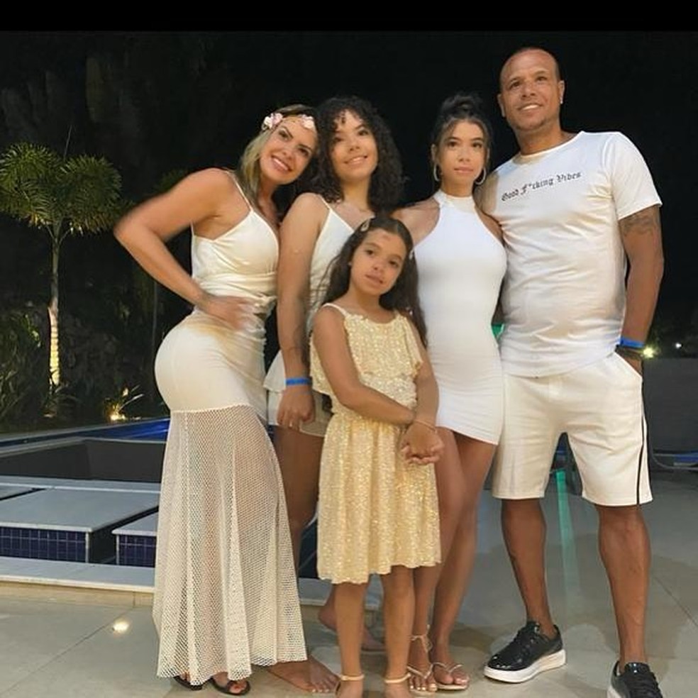 Luís Fabiano e Juliana Paradela com as filhas — Foto: Reprodução/Instagram