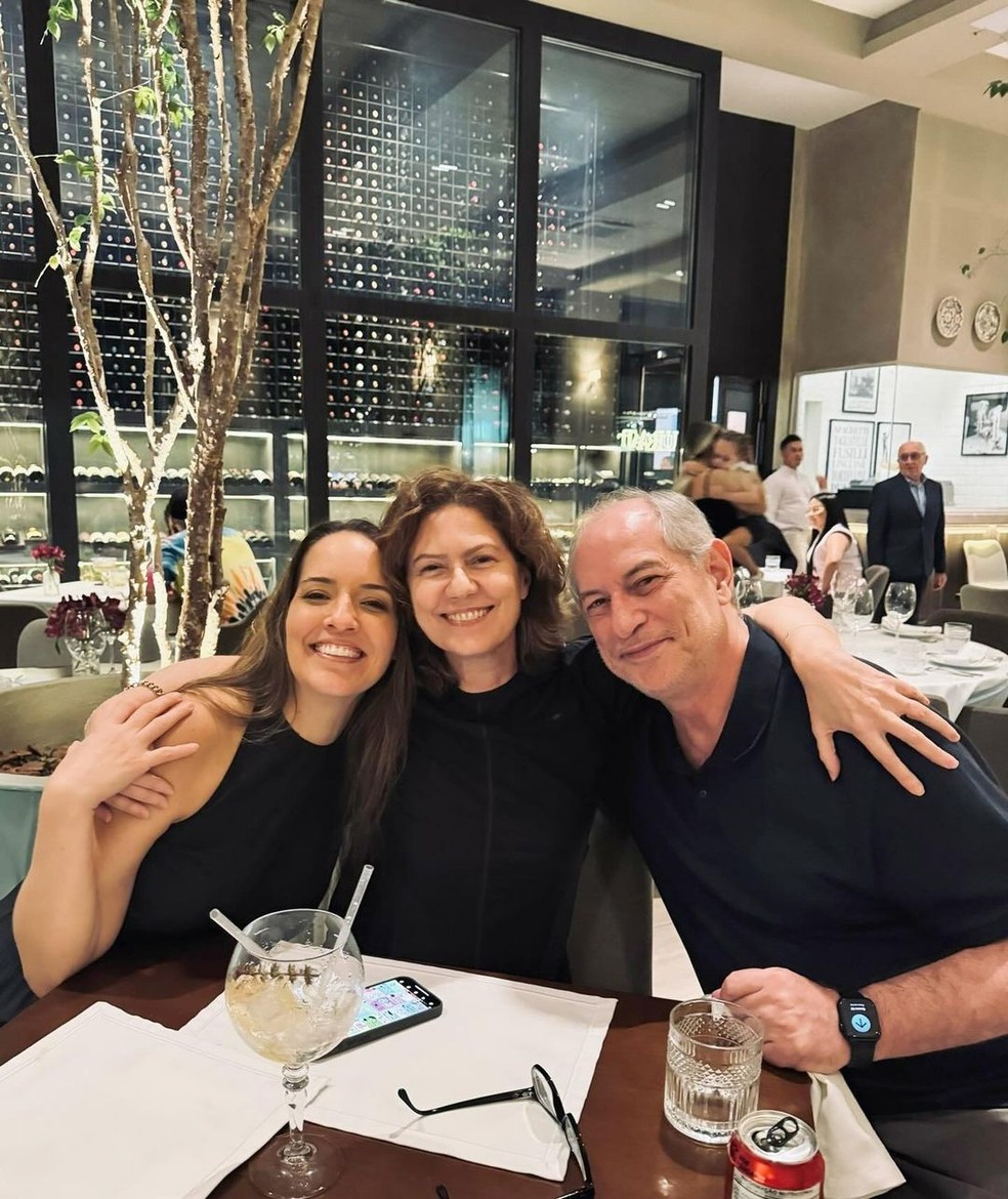 Patricia Pillar janta com ex marido o politico Ciro Gomes e sua atual parceira