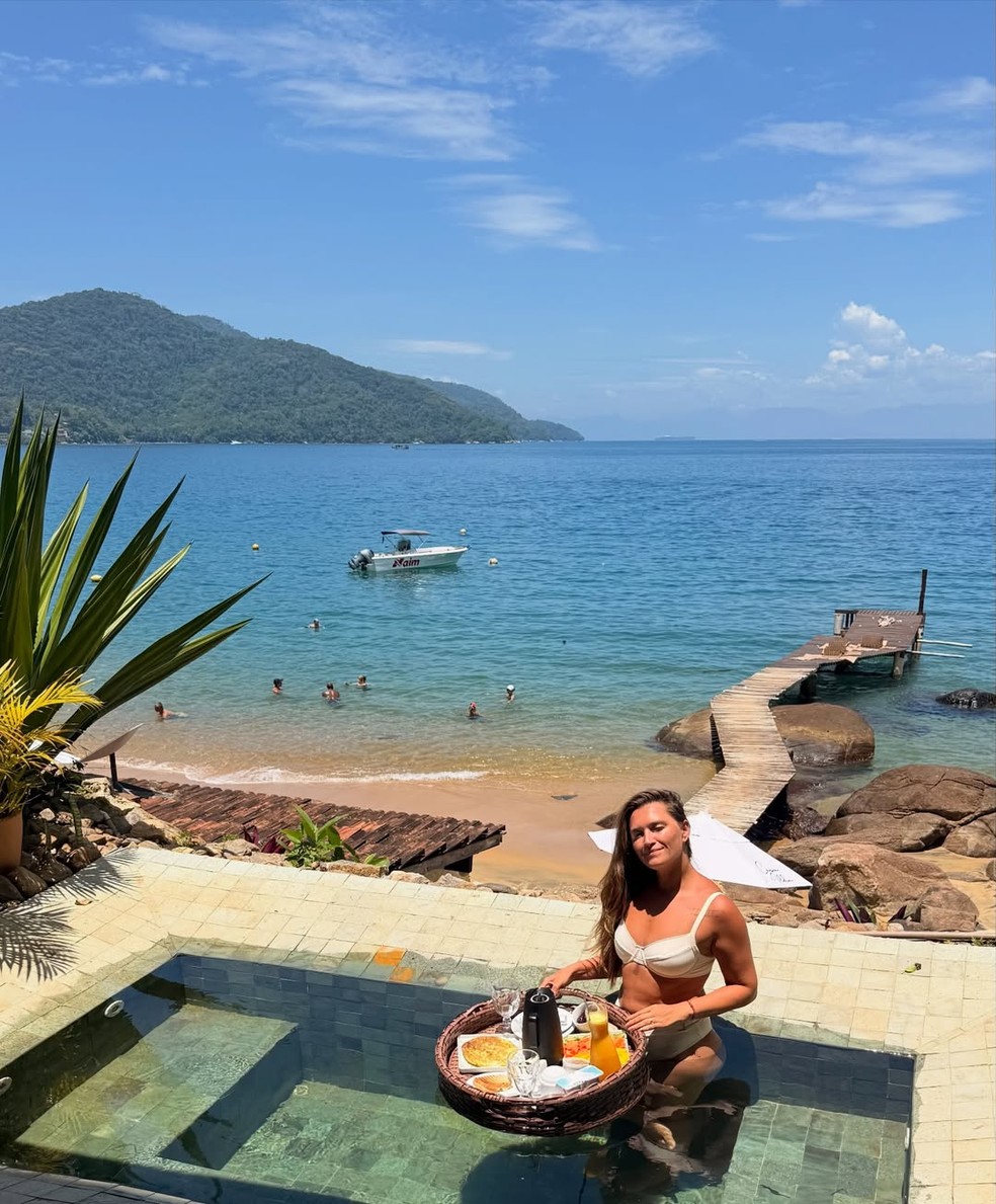Ana Thaís Matos em piscina de hotel na Ilha Grande, em Angra dos Reis — Foto: Reprodução/Instagram