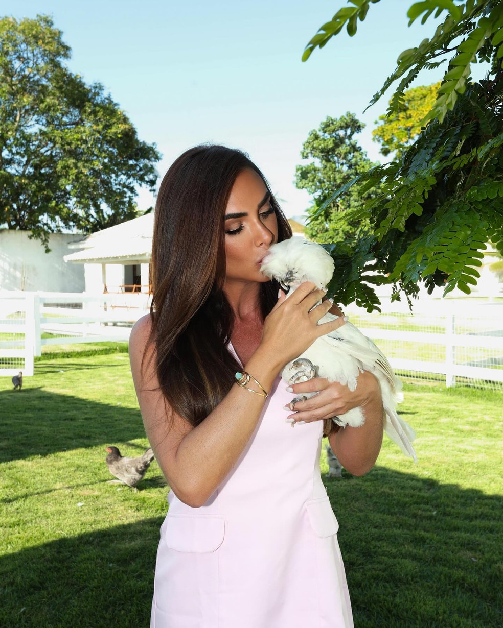 Nicole Bahls com a galinha 'Giovanna Antonelli' — Foto: Reprodução/Instagram