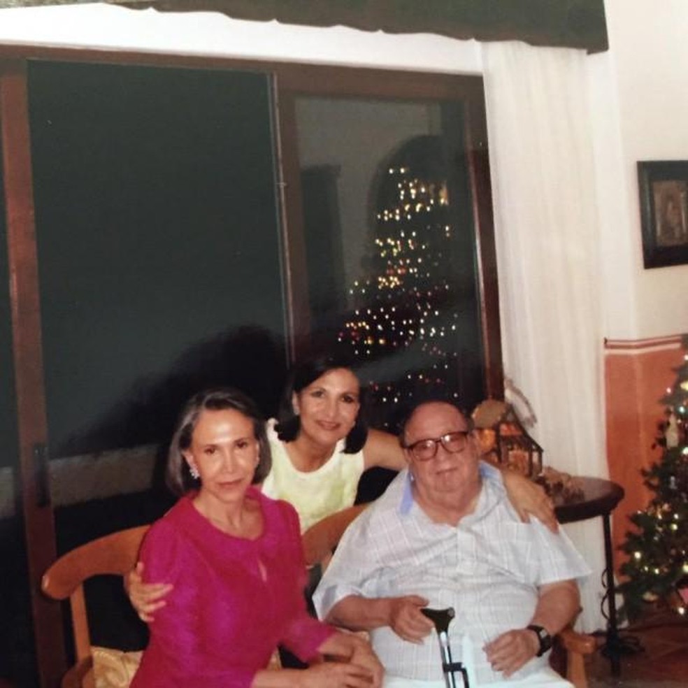 Florinda Meza com a irmã Esther e o marido, Roberto Gómez Bolaños (1929-2014), em 2012 — Foto: Arquivo pessoal