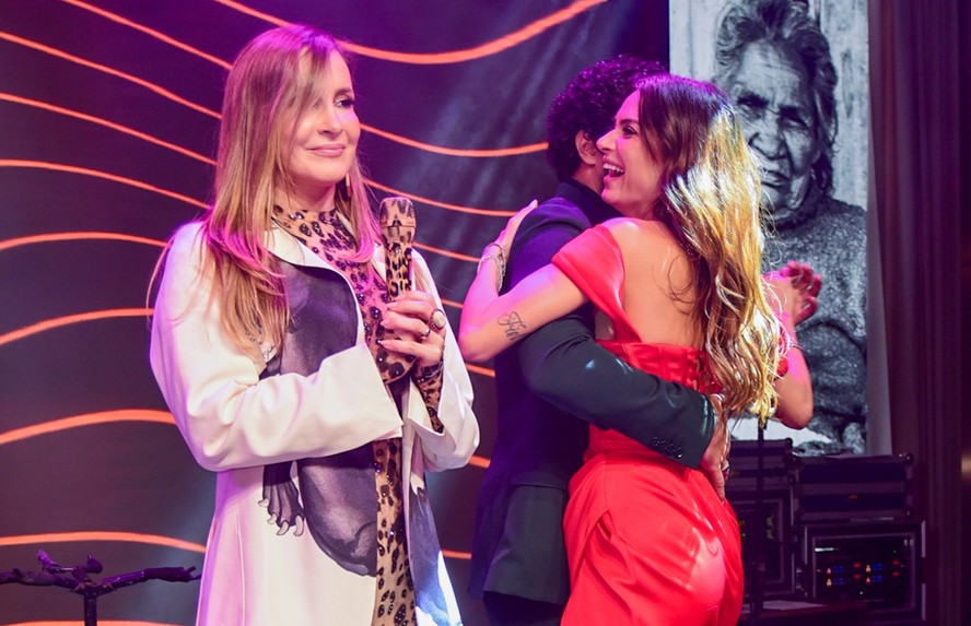 Thaila Ayala e Renato Góes têm momento romântico com Claudia Leitte #39 de