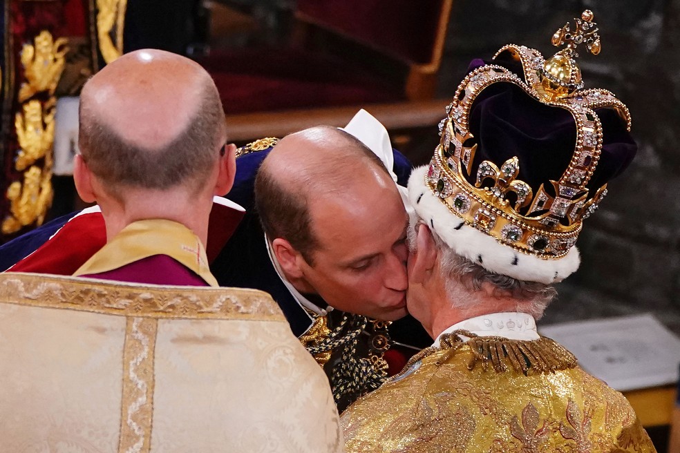 Príncipe William beija o pai, Rei Charles III — Foto: Getty Images
