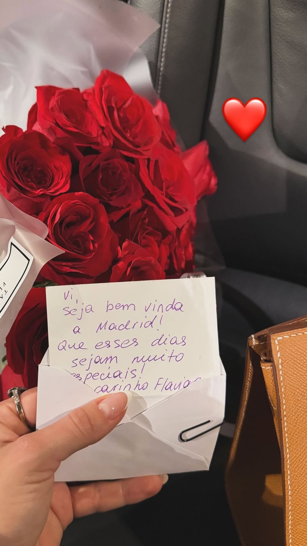 Virginia Fonseca ganhou buque de rosas — Foto: Reprodução/Instagram