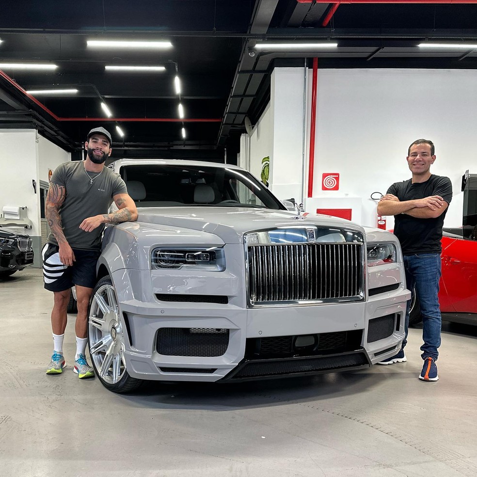 Gusttavo Lima e seu Rolls Royce SUV Cullinan  Foto: Reproduo/Instagram