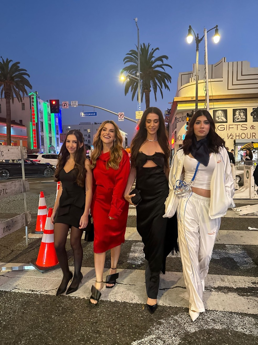 Ingrid Guimarães e a filha, Clara, com as amigas Julia e Mônica Martelli — Foto: Reprodução/Instagram