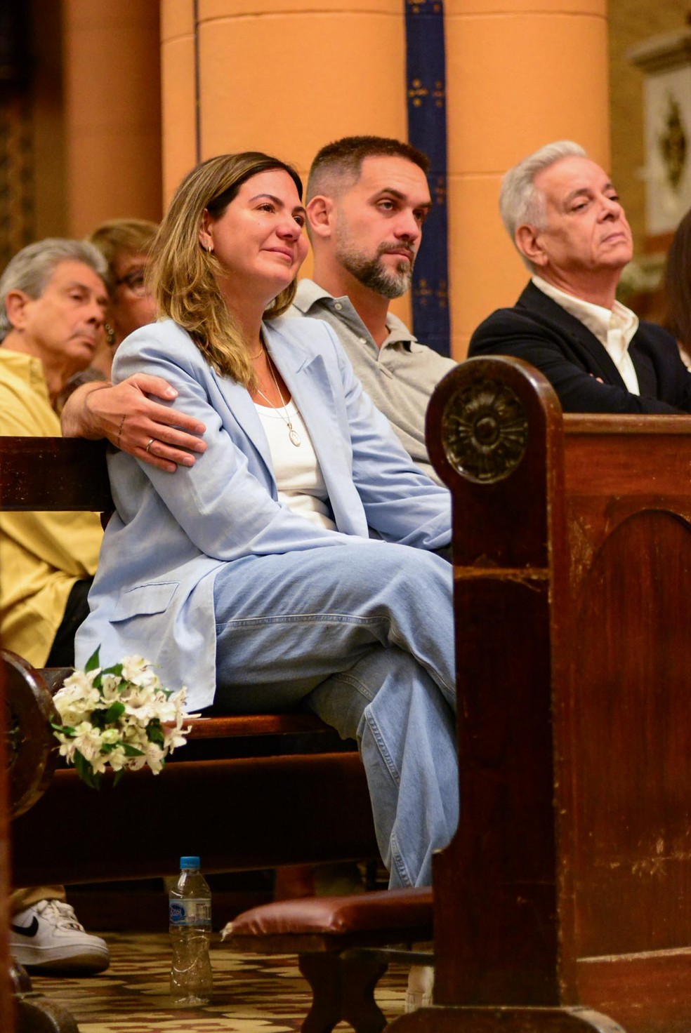 Carol Sampaio se emociona na missa de sétimo dia da mãe, Marly Sampaio — Foto: Webert Belicio/AgNews