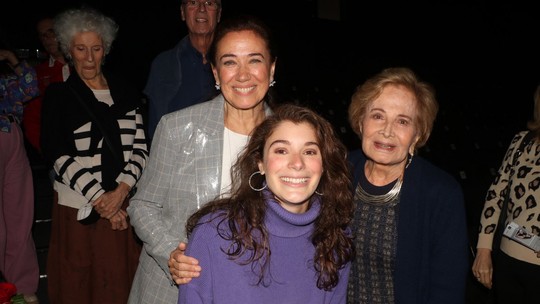 Glória Menezes prestigia Lilia Cabral e a filha, Giulia, em teatro, no Rio