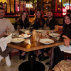 Mari Gonzalez curte jantar com Pipo Marques, e irmão, cunhada e pais do cantor