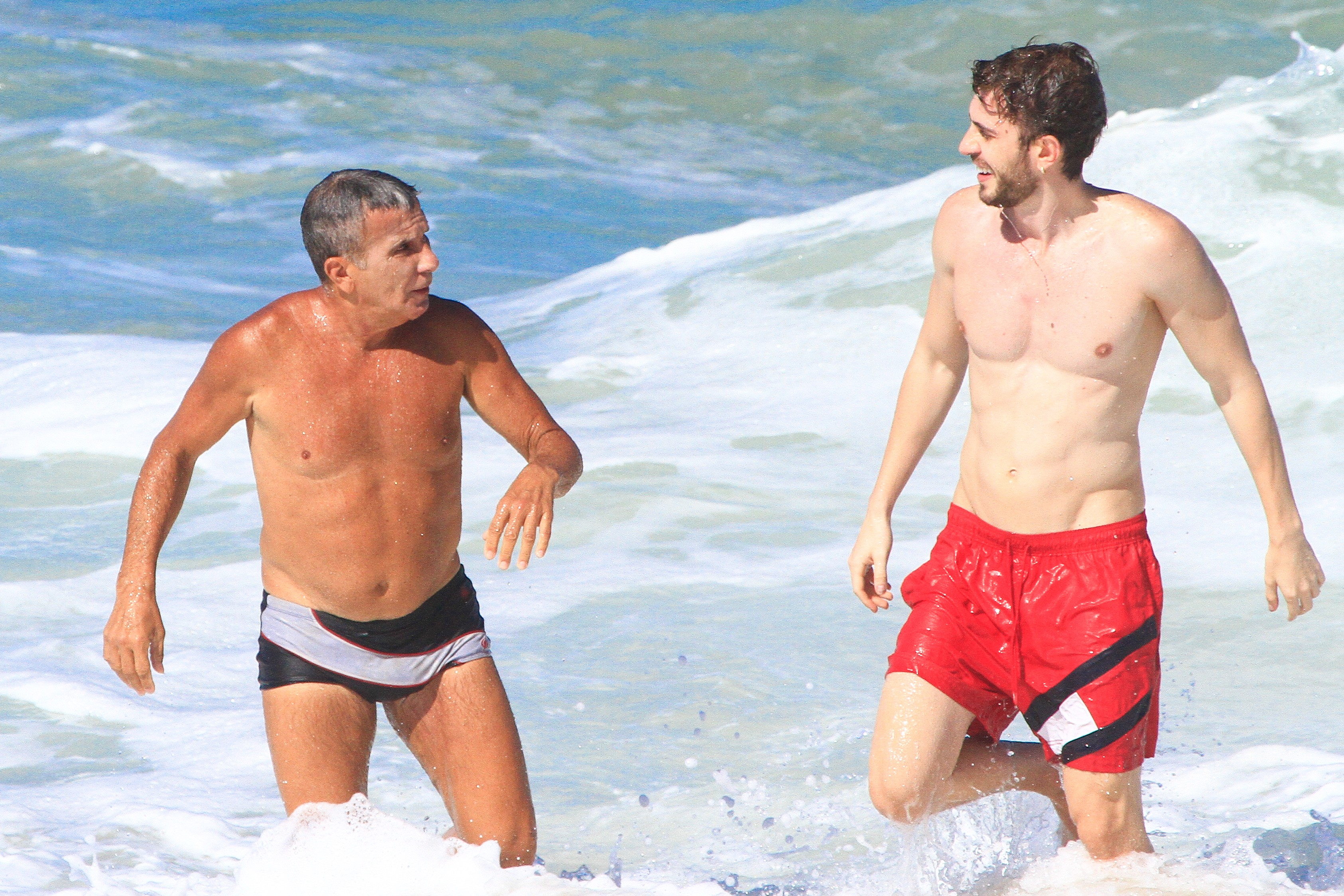 Léo Picon curte praia com Eri Johnson no Rio - QTU Questões do Universo