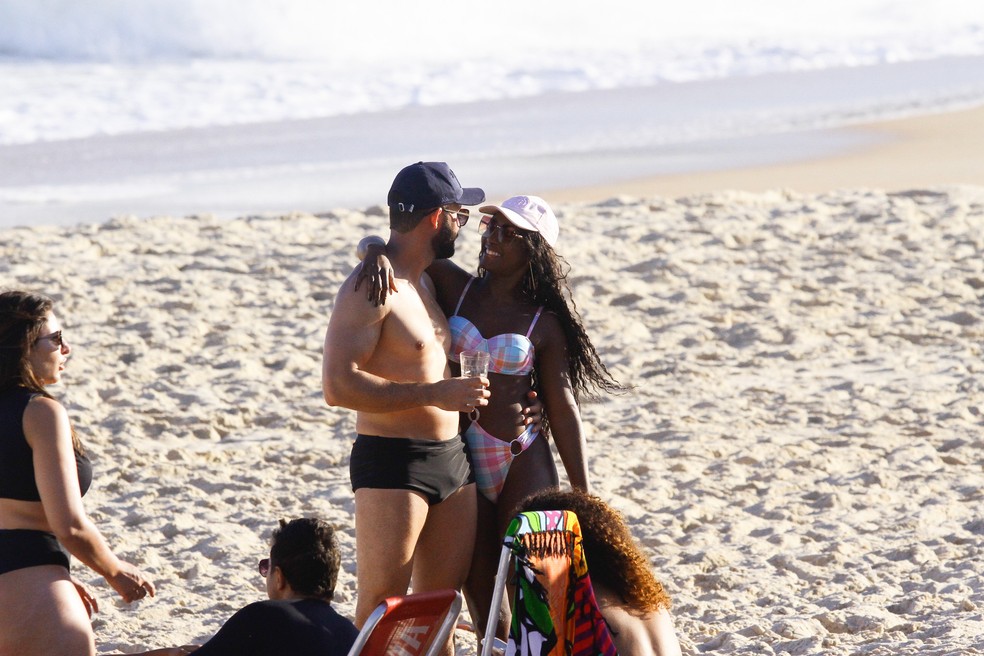 Erika Januza em clima de romance na praia — Foto: DELSON SILVA/AGNEWS