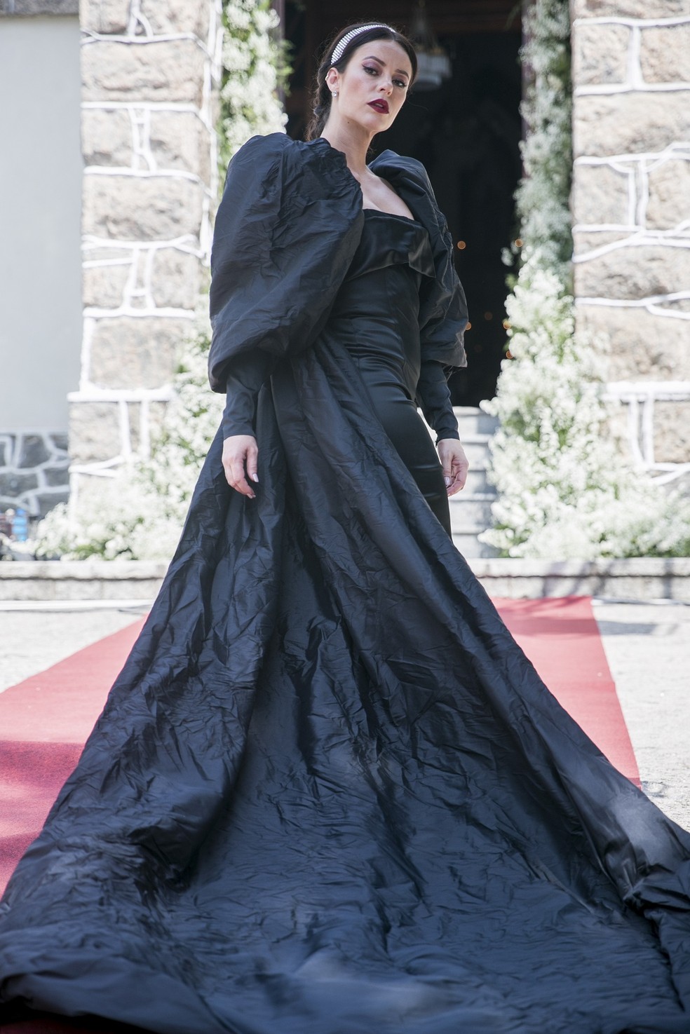 Vivi Guedes (Paolla Oliveira) usou vestido de noiva preto em 'A Dona do Pedaço' (Globo, 2019) — Foto: Raquel Cunha/TV Globo