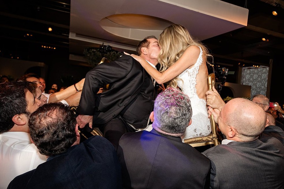 Gilberto Zaborowsky e Pamella Moura trocam beijos em festa de casamento — Foto: Anna Quast