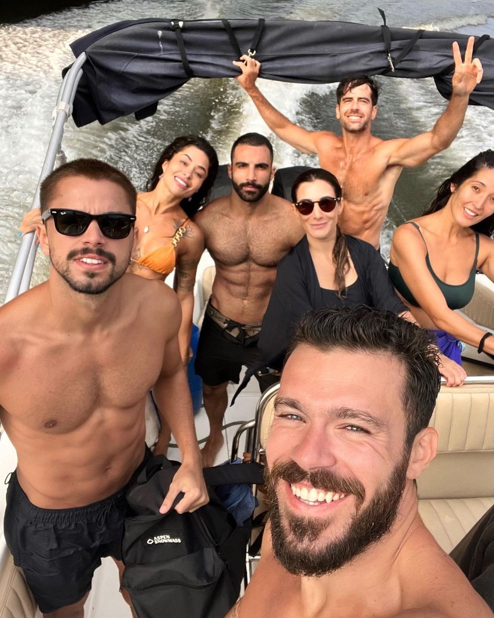 Marcos Pitombo e o diretor de marketing Iasser Hamer Kaddourah em passeio de barco com amigos — Foto: Reprodução Instagram