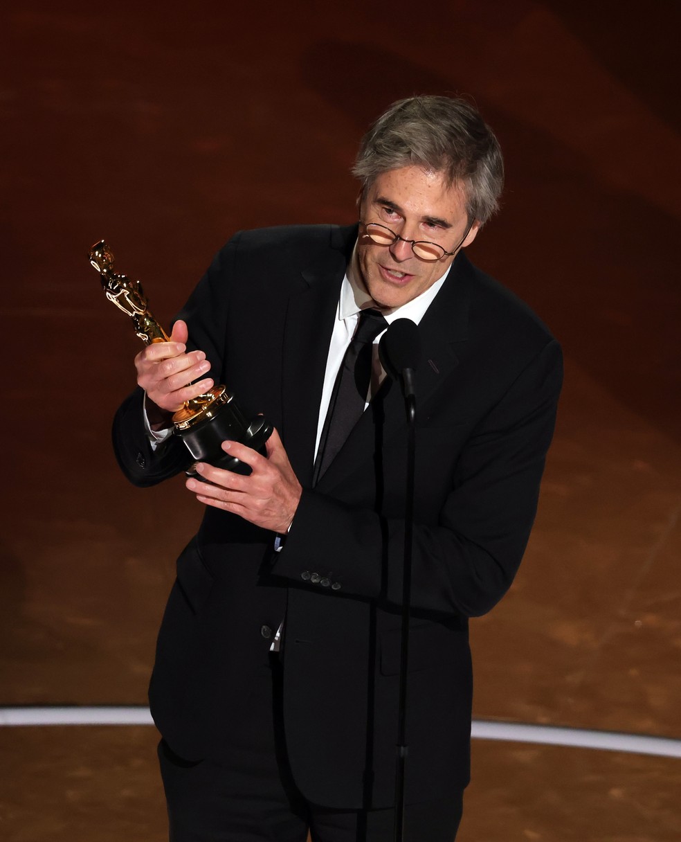 Walter Salles comemora vitória de 'Ainda Estou Aqui' no Oscar — Foto: Getty Images