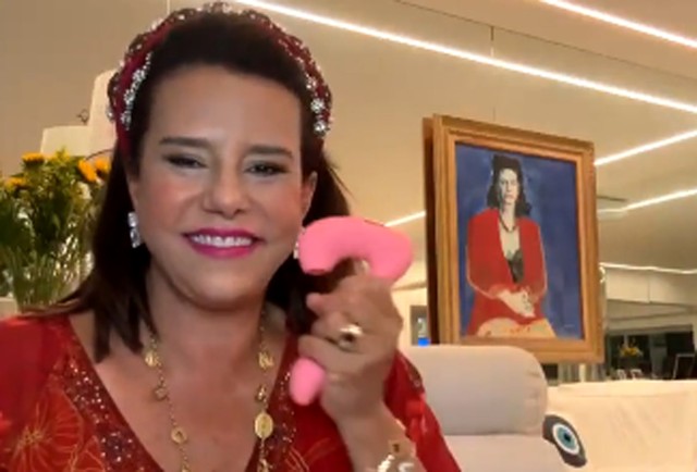 Narcisa Tamborindeguy mostra seu vibrador em live e bomba na web; assista