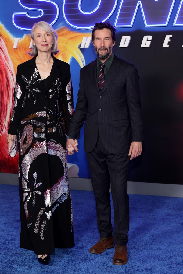 De mãos dadas, Keanu Reeves vai com a namorada à première de 'Sonic 3'