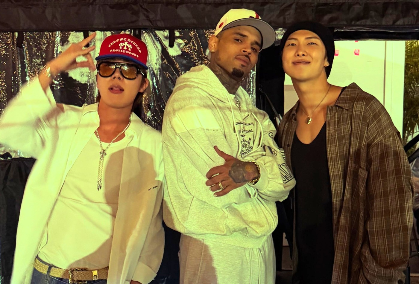 J-Hope e RM, do BTS, causam polêmica nas redes sociais após posarem com Chris Brown; entenda