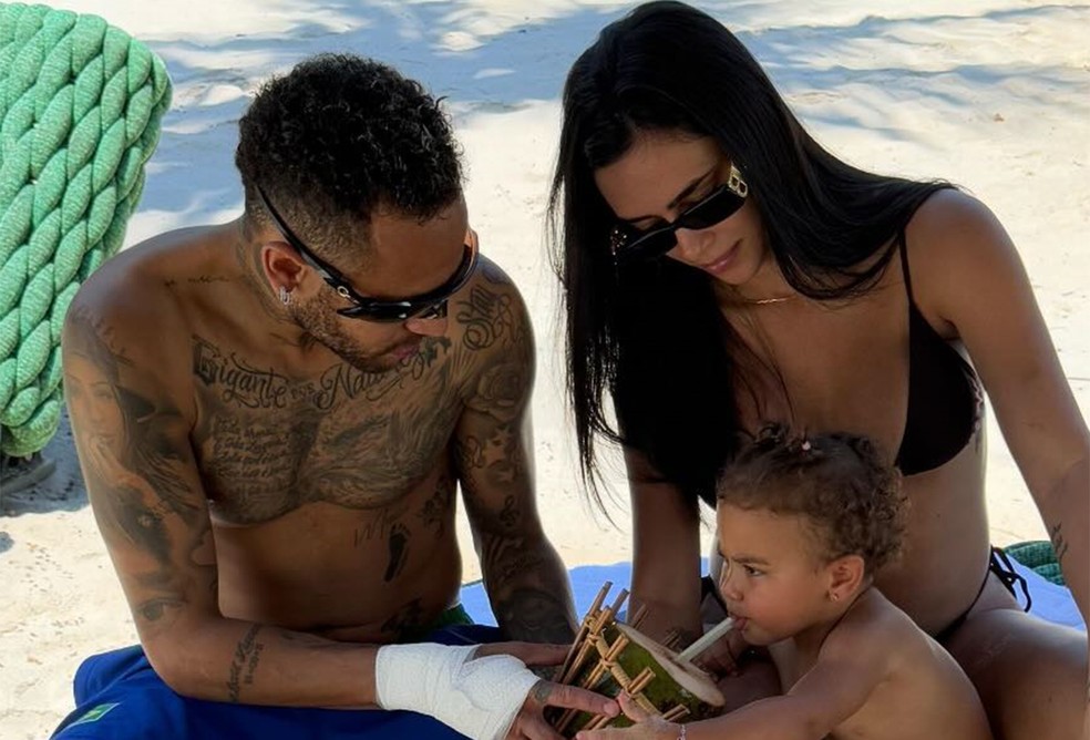 Neymar e Bruna Biancardi com Mavie &mdash; Foto: Reprodu&ccedil;&atilde;o/Instagram