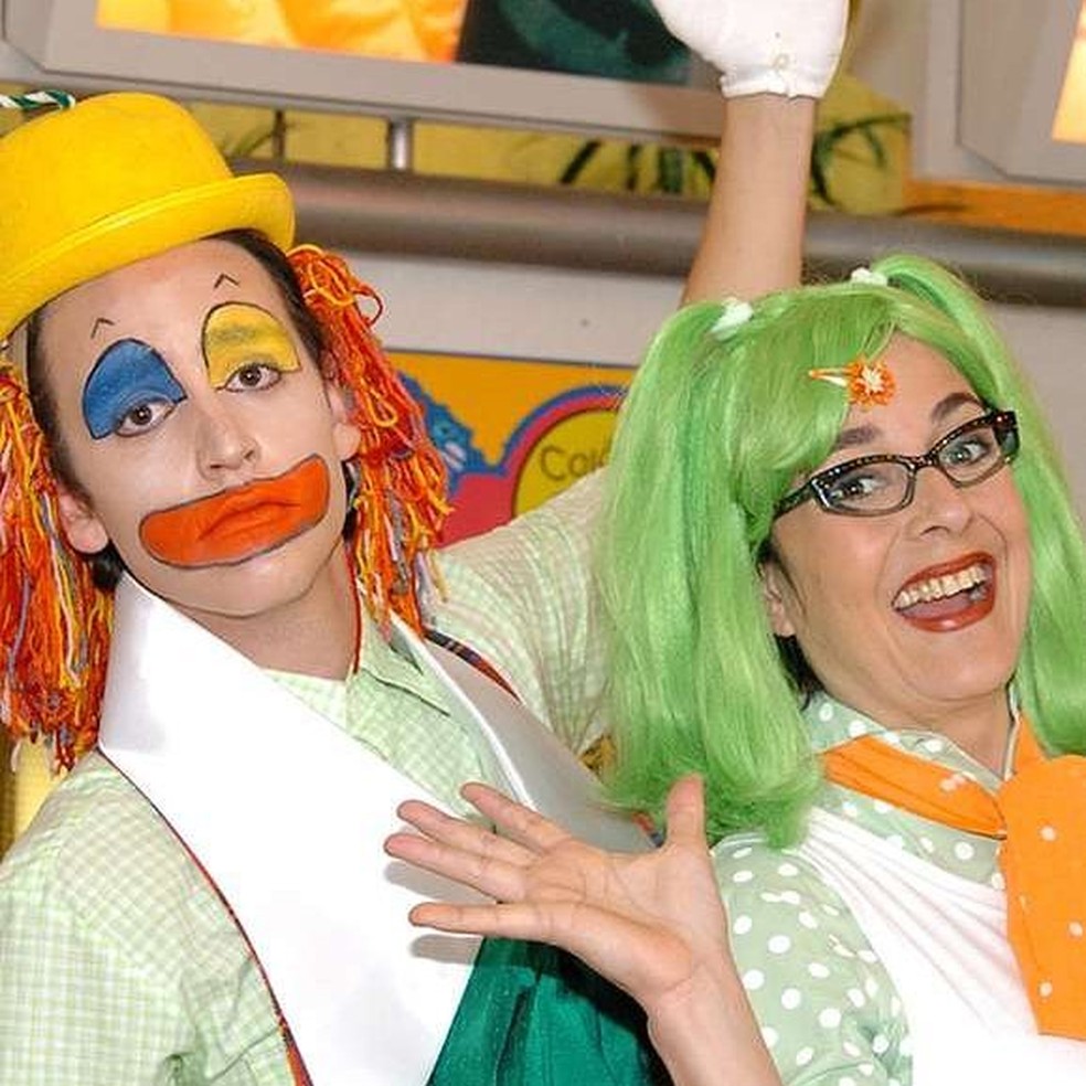 Wagner Santisteban e Bia Montez, como Download e Dona Vilma, em 'Malhação' — Foto: TV Globo