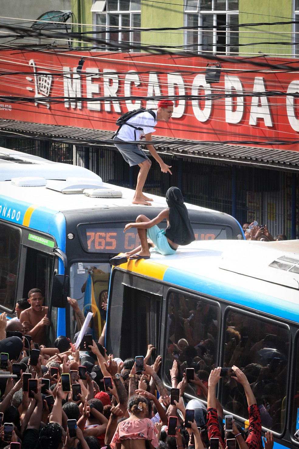 Oruam sobe em ônibus e pede liberdade para MC Poze — Foto: Victor Chapetta / Agnews