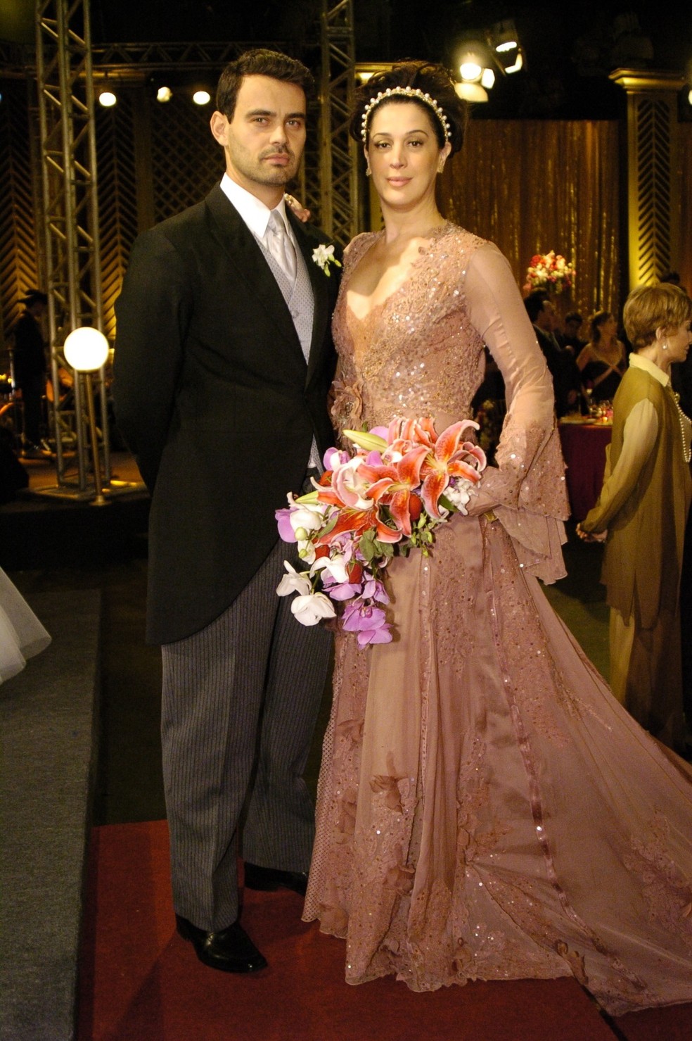 Em Favorita (Globo, 2008), Donatela (Claudia Raia) usou vestido cor-de-rosa para casamento com Zé Bob (Carmo Dalla Vecchia) — Foto:  Thiago Prado Neris/TV Globo