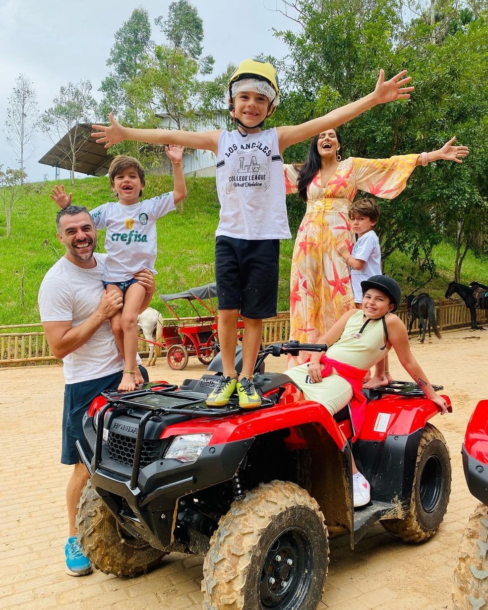 Mariana Felício e Daniel Saullo com os quatro filhos  — Foto: Reprodução/Instagram