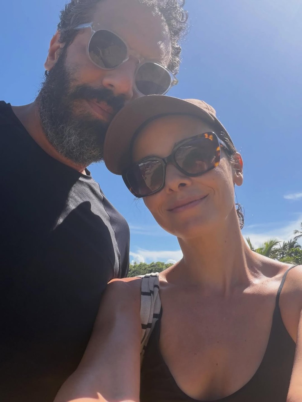 Discreta, Débora Falabella posta foto com marido: 'Janeiro está ...