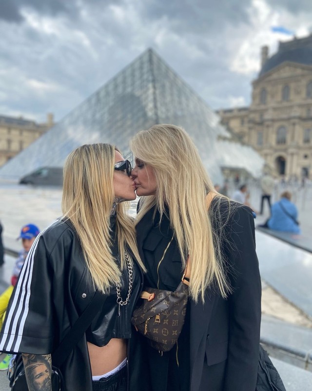 Monique Evans e Cacá Werneck continuam lua de mel em Paris com beijo ...