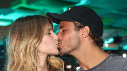Isabella Santoni beija o namorado durante show do Natiruts
