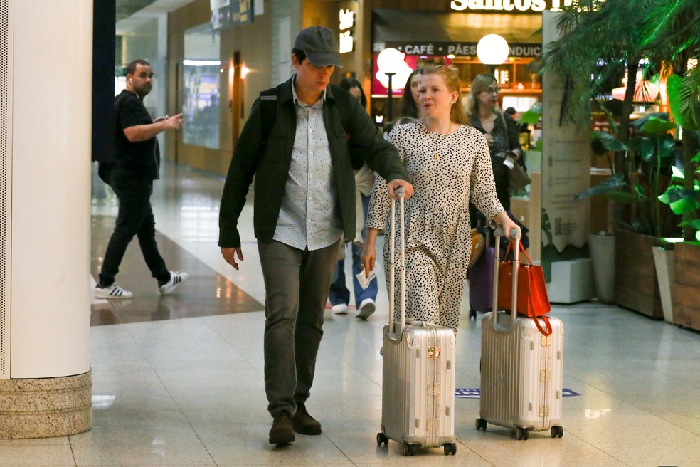 Samuel Rosa faz rara aparição com esposa em aeroporto no Rio de Janeiro ...