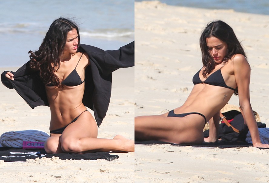Bruna Marquezine curte praia no Rio de Janeiro.
