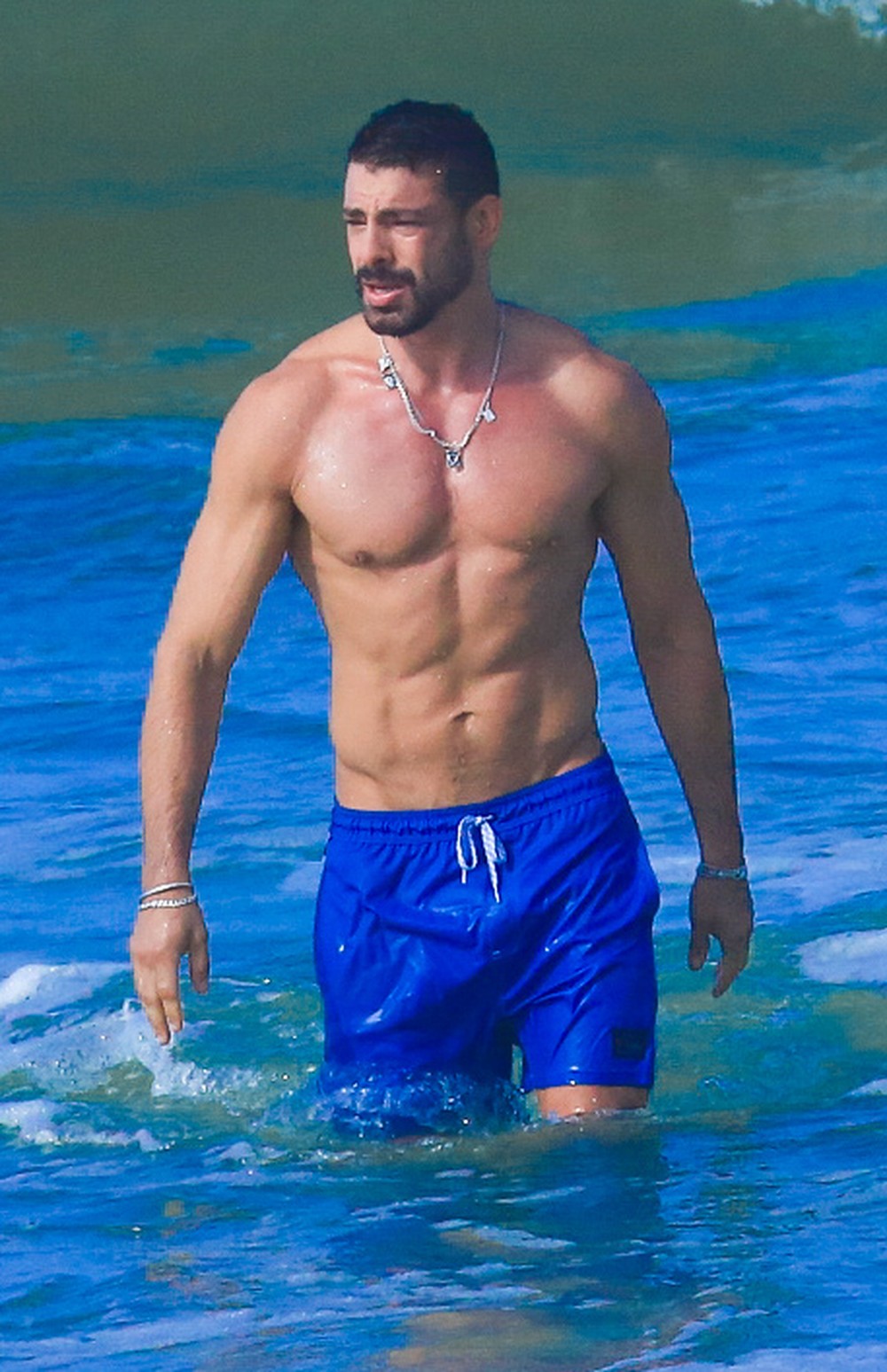 Cauã Reymond surge com semblante sério ao curtir mergulho no mar