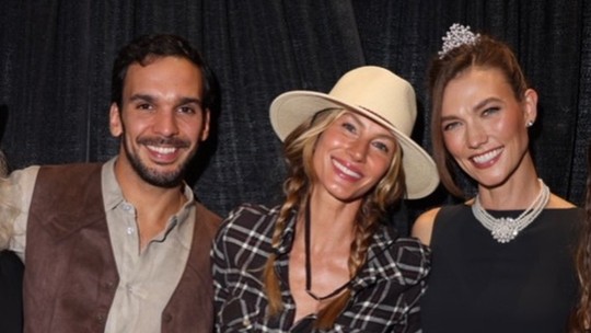 Vestida de cowgirl, Gisele Bündchen posta registro raro com Joaquim Valente