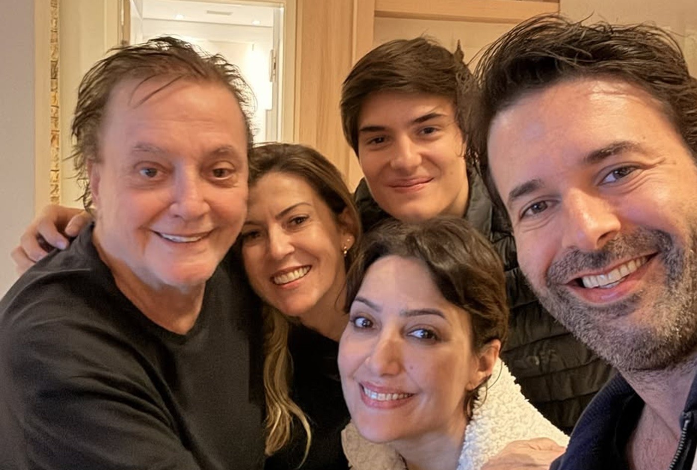 Fábio Jr recebe quatro dos cinco filhos em comemoração; Fiuk não participa