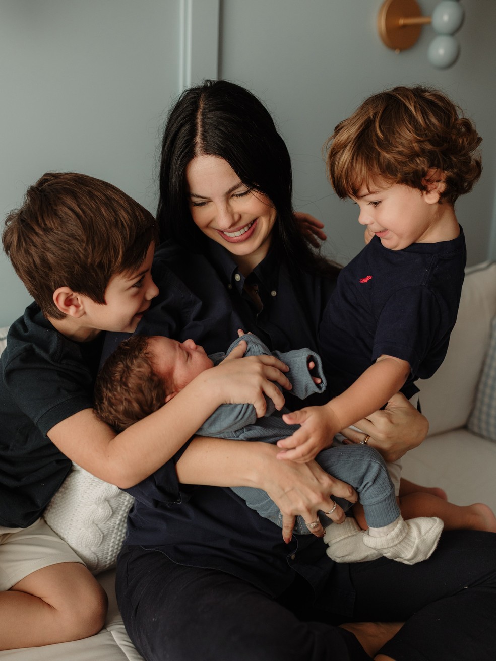 Sthefany Brito com os três filhos, Antonio Enrico, Filippo e Vicenzo — Foto: Daniela Leite