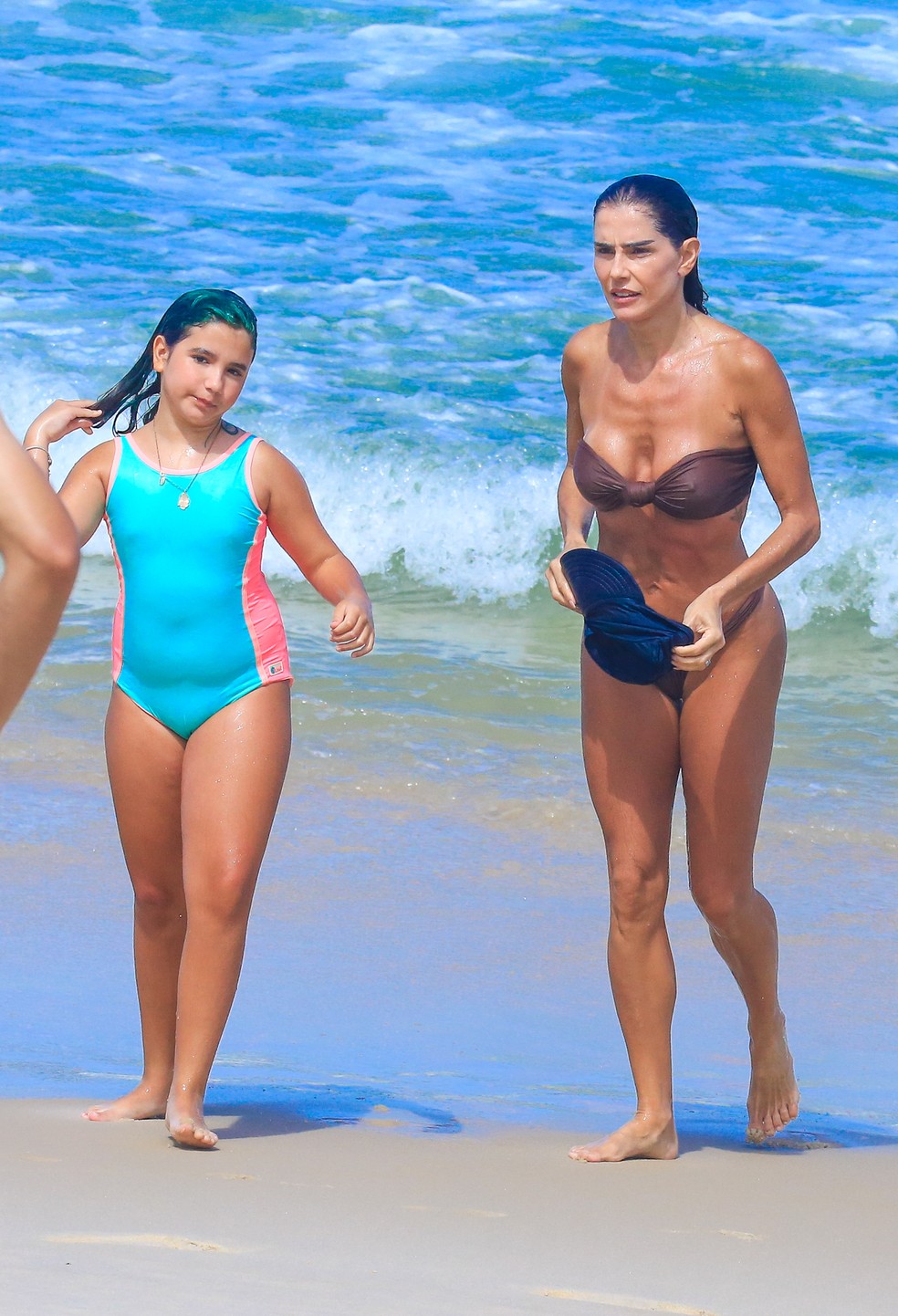 Deborah Secco curte praia com a filha — Foto: Fabrício Pioyani/AgNews