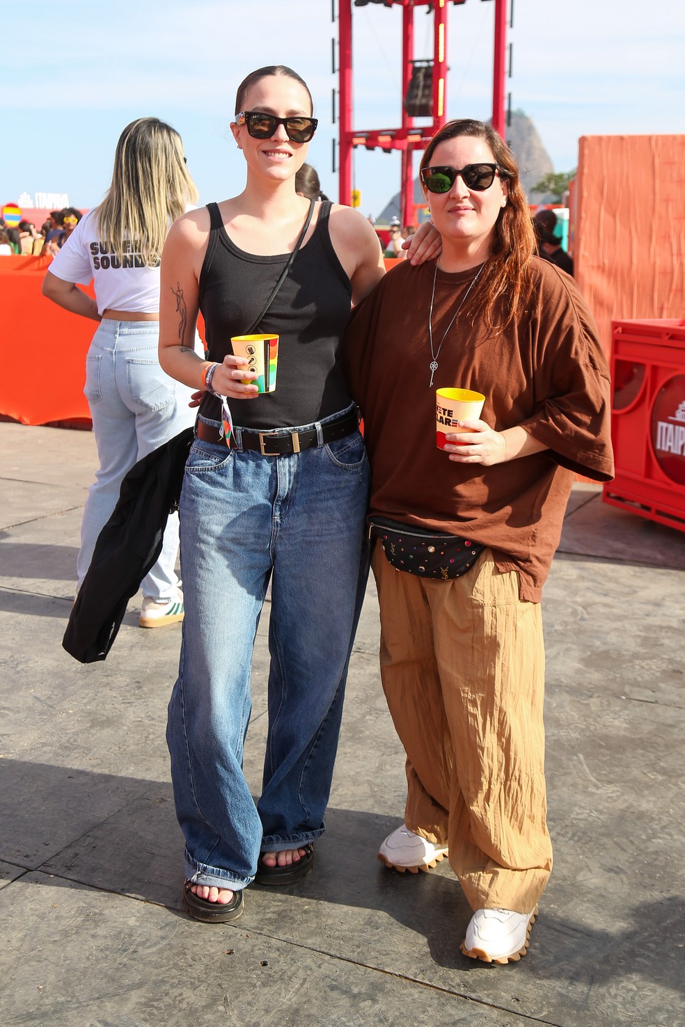 Ju Amaral e a namorada, Mariana Navarro — Foto: Paulo Tauil / AgNews